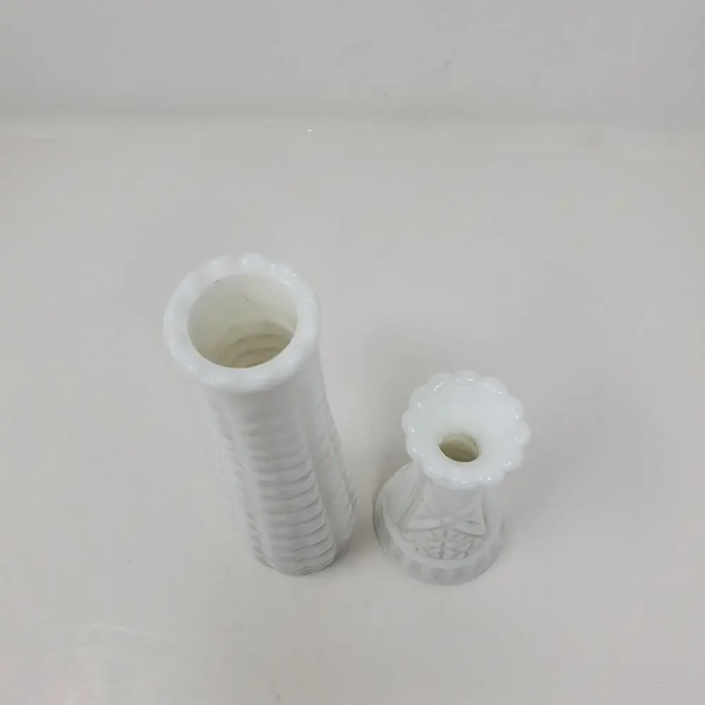 Vintage Set of 2 White Milkglass vase/budvase In Great condition 6